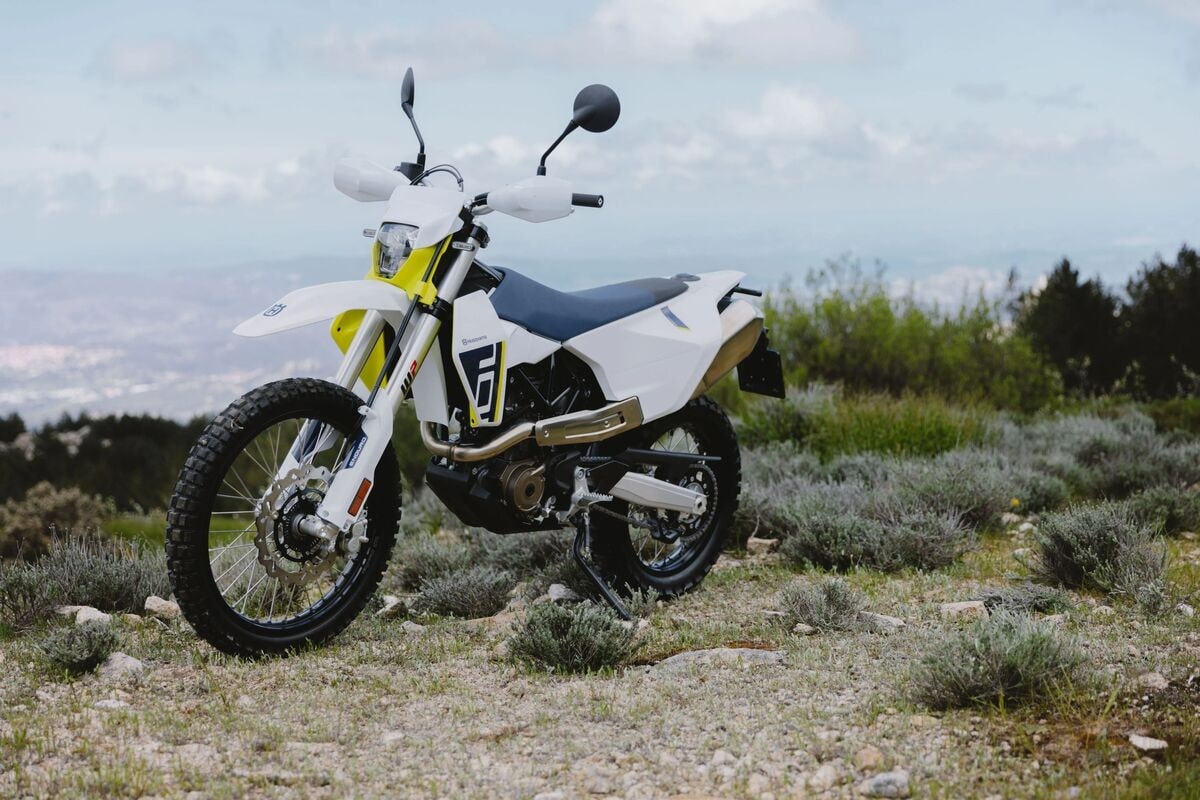 Husqvarna 701 Enduro 2026: il mono più potente al mondo in salsa dual